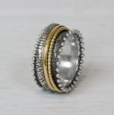 Ring van Jéh Jewels gemaakt van geoxideerd zilver, en goldfilled. Deze lieve ring heeft, net als vele van onze ringen, goldfilled bandjes die in het midden kunnen draaien. De bolletjes aan de zijkant maken deze ring extra leuk!